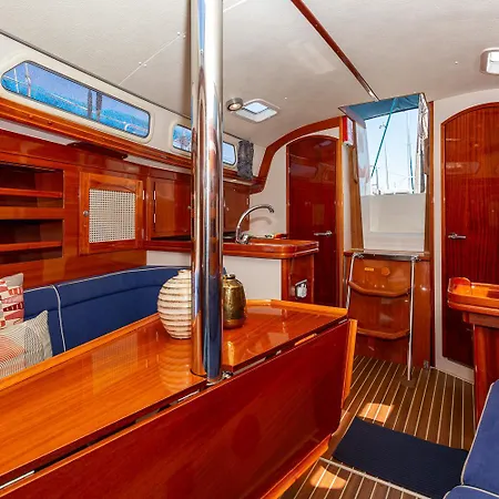 Stunning Boat 2 Bedrooms, Wc, High Ceiling Botel