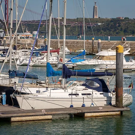 Stunning Boat 2 Bedrooms, Wc, High Ceiling * Lisbona