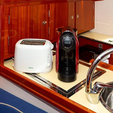 Ботель Stunning Boat 2 Bedrooms, Wc, High Ceiling Лісабон