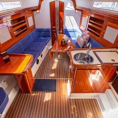 Stunning Boat 2 Bedrooms, Wc, High Ceiling