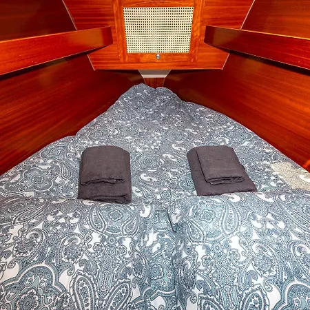 Stunning Boat 2 Bedrooms, Wc, High Ceiling Båthotell