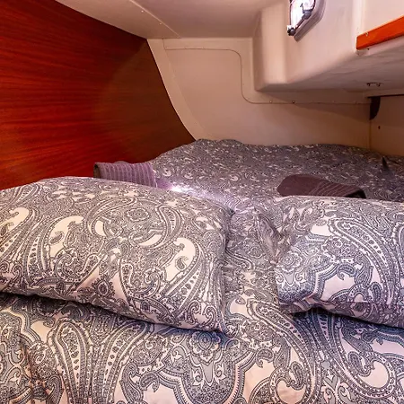 Stunning Boat 2 Bedrooms, Wc, High Ceiling Botel Lisbon